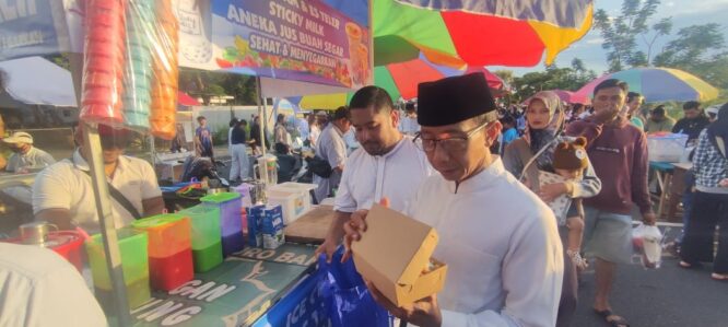 Pengunjung Festival Ngrandu Buko menikmati kuliner ramah lingkungan