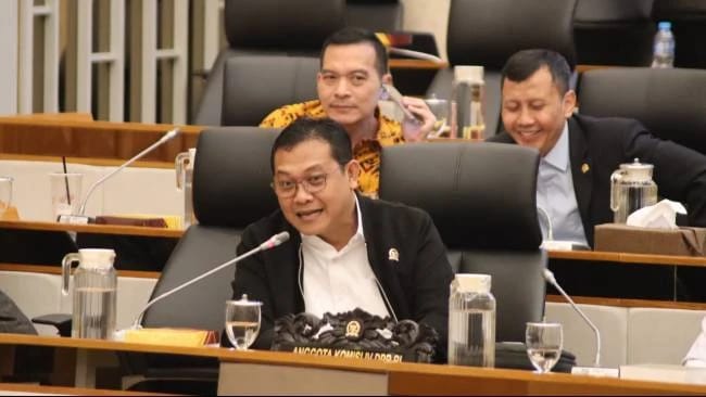Sonny T. Danaparamita memberikan keterangan di rapat kerja mengenai kasus pagar laut