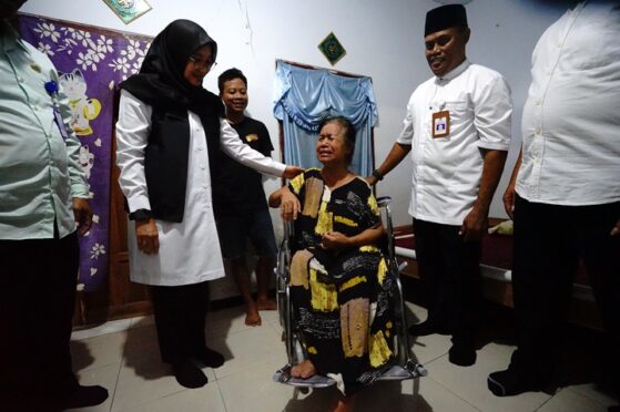 Bupati Ipuk Fiestiandani bersama pejabat melaksanakan program Laju Desa di Pesanggaran