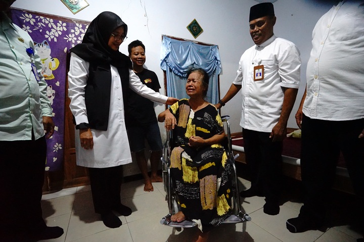 Bupati Ipuk Dekatkan Layanan Publik Melalui Program Laju Desa di Ujung Selatan Banyuwangi Bupati Ipuk Fiestiandani bersama pejabat melaksanakan program Laju Desa di Pesanggaran