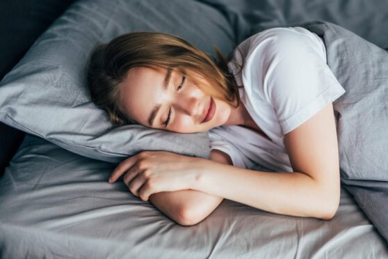 Ilustrasi seseorang sedang tidur, menggambarkan pentingnya tidur berkualitas