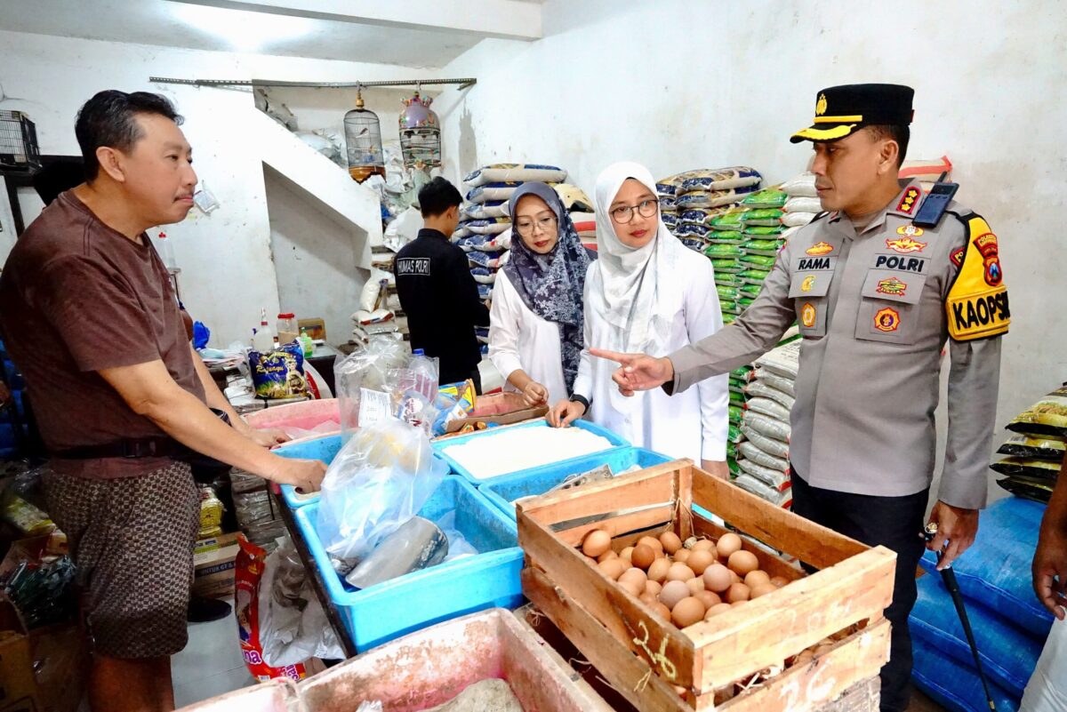 Bupati Ipuk Fiestiandani memantau stok bahan pokok di Pasar Blambangan