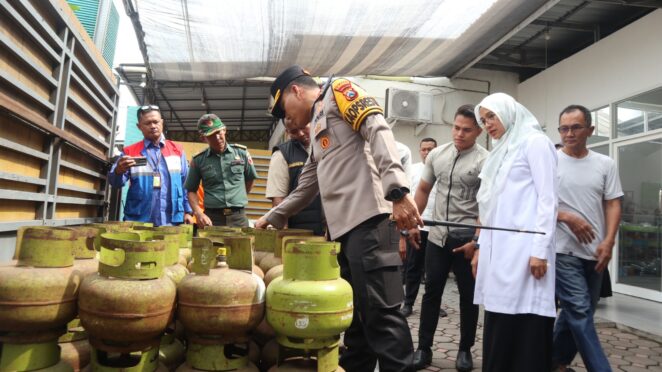 Petugas memeriksa stok sembako dan LPG 3 kg di Banyuwangi