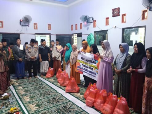 Anggota Persit berbagi takjil kepada masyarakat di Safari Ramadhan Muncar