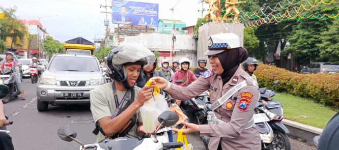 Petugas dan relawan membagikan paket takjil gratis di Simpang Lima, Banyuwangi