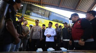 Petugas memeriksa kelaikan bus di Banyuwangi menjelang mudik Lebaran