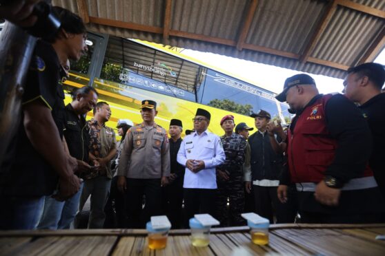 Petugas memeriksa kelaikan bus di Banyuwangi menjelang mudik Lebaran