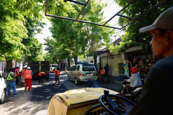 Bupati Banyuwangi, Ipuk Fiestiandani, meninjau perbaikan jalan berlubang menjelang arus mudik Lebaran 2025