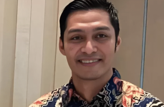 Iskandar Ismail, pendiri Indonesia Airlines, tersenyum dalam konferensi pers