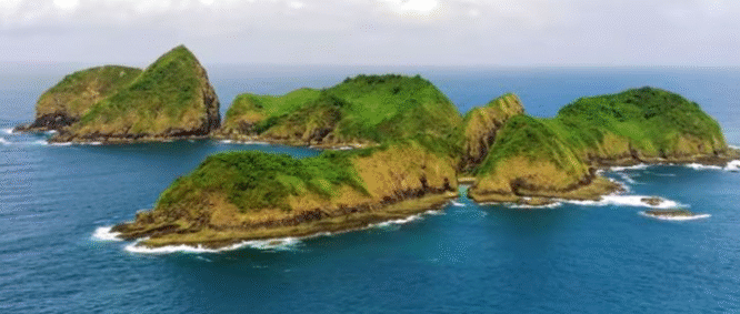 Pemandangan indah Pantai Bedil di Banyuwangi.