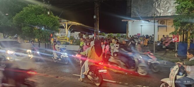 Kemacetan parah di simpang lima Jalan Ahmad Yani Banyuwangi.