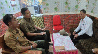 Perwakilan Perhutani Banyuwangi Selatan dan BUMDes Sambirejo berdiskusi