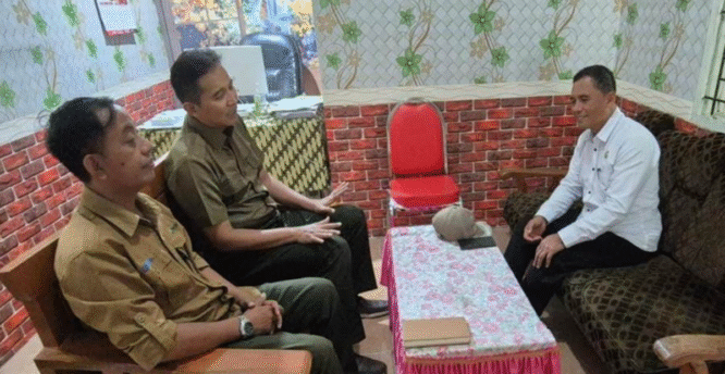 Perwakilan Perhutani Banyuwangi Selatan dan BUMDes Sambirejo berdiskusi