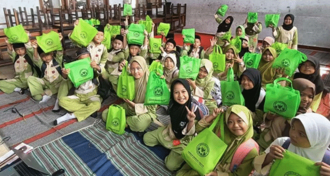Siswa menerima paket makanan kering MBG untuk berbuka puasa