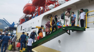 Para pemudik dari Sumenep naik kapal perintis di Pelabuhan Tanjungwangi.
