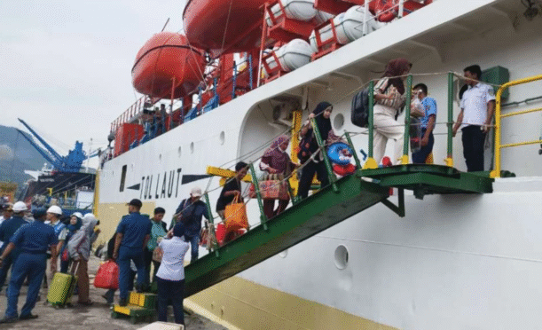 Para pemudik dari Sumenep naik kapal perintis di Pelabuhan Tanjungwangi.