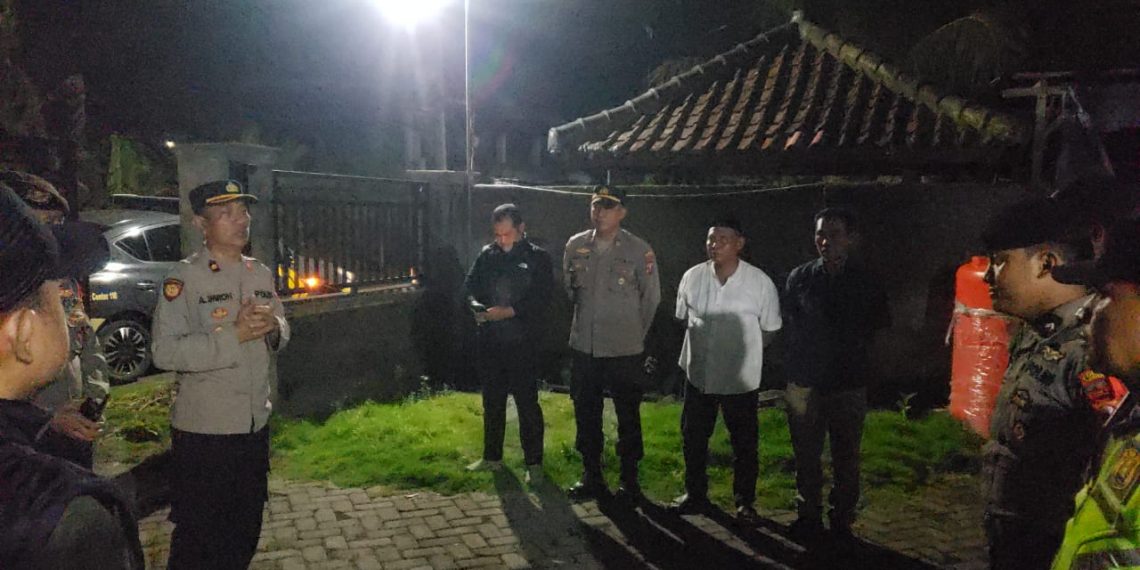 Petugas gabungan melakukan patroli di Desa Patoman, Banyuwangi