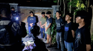 Petugas patroli Polresta Banyuwangi memberikan imbauan kepada pemuda di Gor