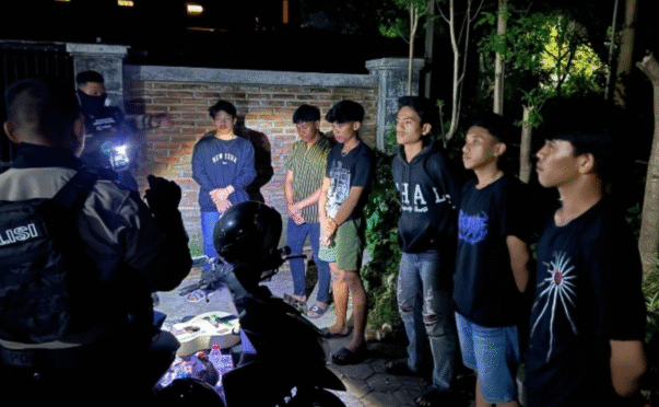 Petugas patroli Polresta Banyuwangi memberikan imbauan kepada pemuda di Gor