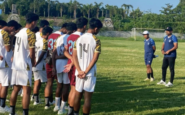 Purwanto Suwondo memimpin sesi latihan di home base Persewangi