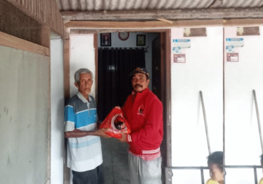 Kader PDI Perjuangan Banyuwangi menyerahkan paket sembako kepada warga kurang mampu