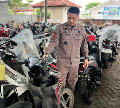 Petugas Kejari Banyuwangi memeriksa barang bukti berupa sepeda motor