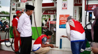 Petugas mengambil sampel BBM di SPBU 5468403, Desa Kedayun, Kecamatan Kabat, Banyuwangi.