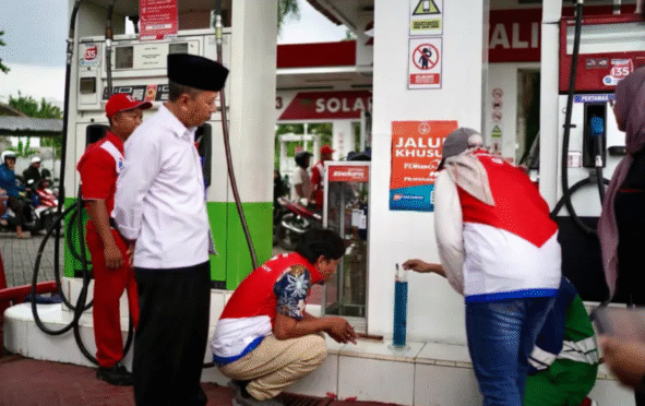 Petugas mengambil sampel BBM di SPBU 5468403, Desa Kedayun, Kecamatan Kabat, Banyuwangi.