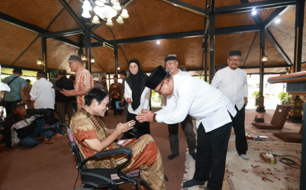 Wakil Bupati Banyuwangi menyerahkan tali asih kepada para pelaku seni dan budaya.