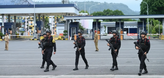 Petugas keamanan bersiaga di Pelabuhan Ketapang Banyuwangi.