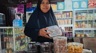 Pinisri dan karyawannya sedang membuat kue kering di dapur produksi.
