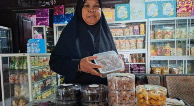 Pinisri dan karyawannya sedang membuat kue kering di dapur produksi.