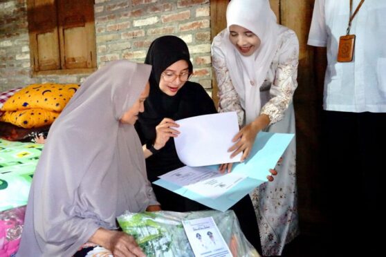 Petugas desa mengurus dokumen kependudukan bagi warga kurang mampu