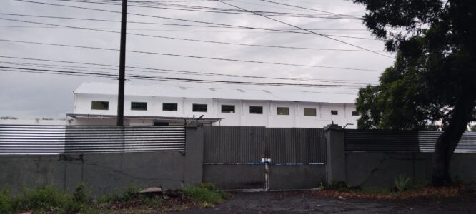 Warga Desa Lemahbang memprotes bau tidak sedap dari pabrik pupuk organik