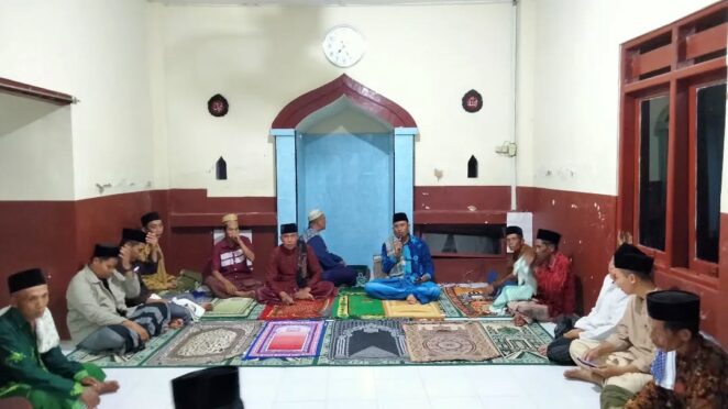 Warga Desa Tambong mengikuti kegiatan Safari Ramadan di Mushola Attaqwa