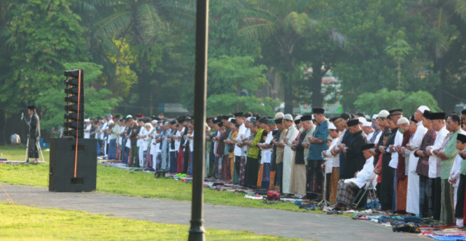 Sebuah lapangan terbuka yang akan digunakan sebagai lokasi shalat Idul Fitri Muhammadiyah di Banyuwangi.