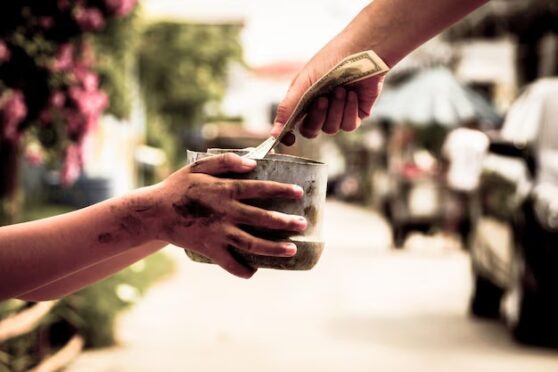 Ilustrasi kegiatan sedekah di bulan Ramadan dengan nuansa kehangatan