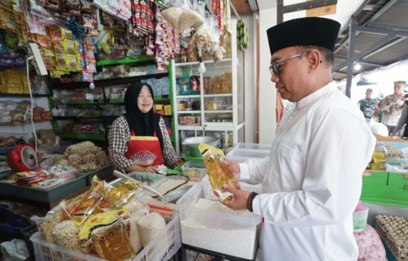 Wakil Bupati Banyuwangi meninjau harga dan ketersediaan bahan pokok di Pasar Rogojampi.