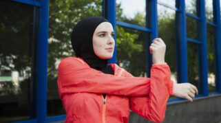 ilustrasi seorang wanita sedang olahraga disaat berpuasa di bulan ramadan.