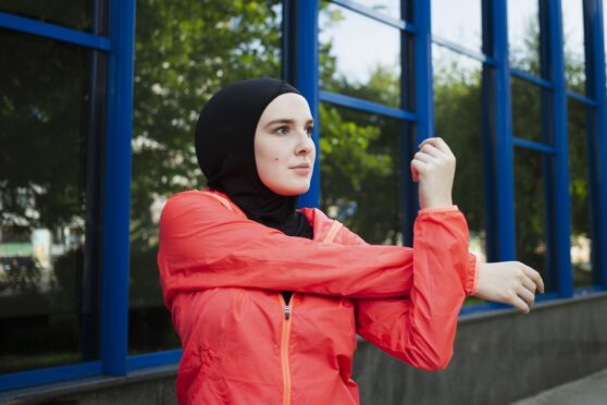 ilustrasi seorang wanita sedang olahraga disaat berpuasa di bulan ramadan.