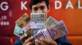 Ilustrasi Penukaran uang pecahan untuk angpao Idul Fitri di Banyuwangi