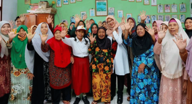Bupati Banyuwangi Ipuk Fiestiandani bersama sejumlah warga lansia (foto: Pemkab Banyuwangi)