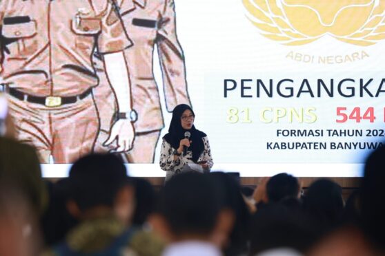 Bupati Ipuk Serahkan SK ke 625 CPNS dan PPPK