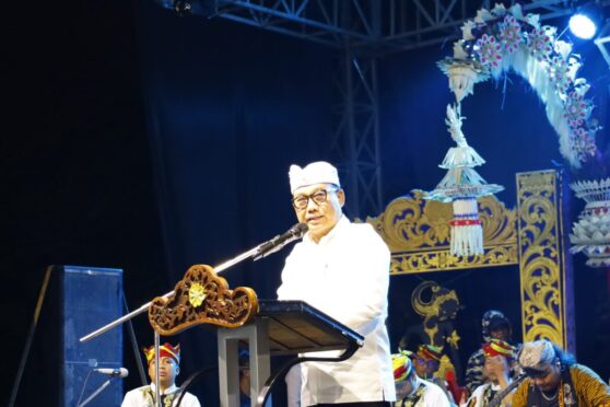 Wakil Bupati Banyuwangi, Mujiono, saat menghadiri Perayaan Dharma Santi Hari Suci Nyepi