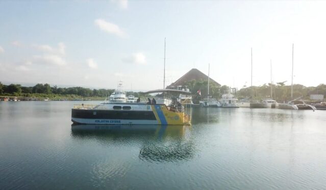Kapal wisata beroperasi di kawasan Pantai Marina Boom Banyuwangi