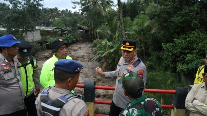 Kapolresta Banyuwangi Tinjau Lokasi Pelajar Hanyut di Sungai Badeng, Pencarian Masih Berlangsung