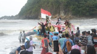 Larung Sesaji Petik Laut di Pantai Lampon