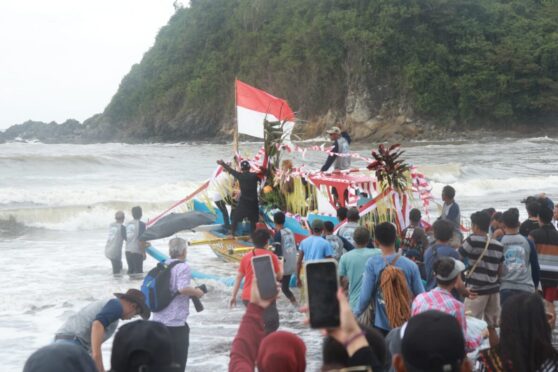 Larung Sesaji Petik Laut di Pantai Lampon