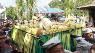 Pawai Seribu Tumpeng Hasil Bumi Keliling Kampung di Banyuwangi