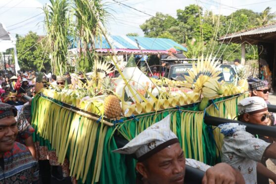 Pawai Seribu Tumpeng Hasil Bumi Keliling Kampung di Banyuwangi